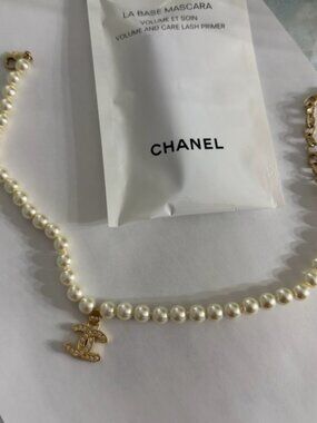 CHANEL Pearl Necklace/choker with Gold Charm with free chanel mascara primer